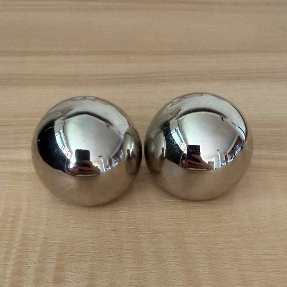 Jacquemus Pair of Polished Metal Spheres - Silver